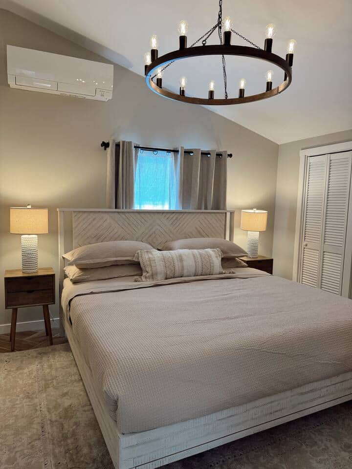 Comfortable King bed/ Two storage closets/ Nightstands with lamps/ Dimmable ceiling light Comfortable King bed/ Two storage closets/ Nightstands with lamps/ Dimmable ceiling light