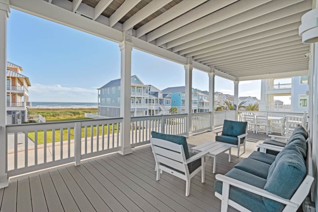 Front deck 1st floor with beach view Front deck 1st floor with beach view