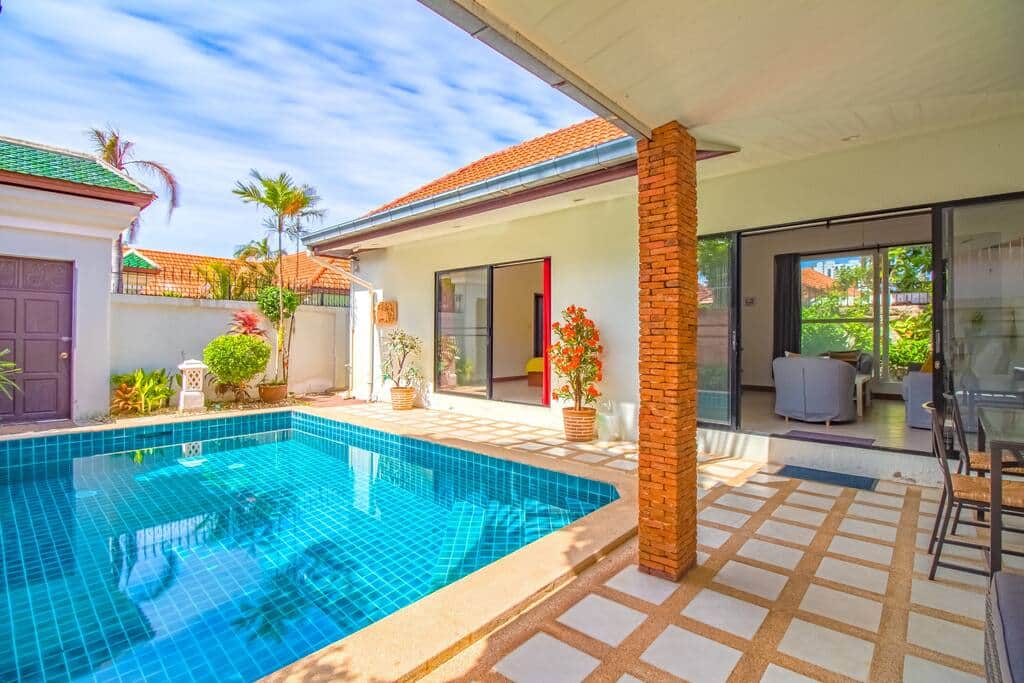 La piscine et la terrace avec les 2 baies vitrées de la chambre 2 et du salon.