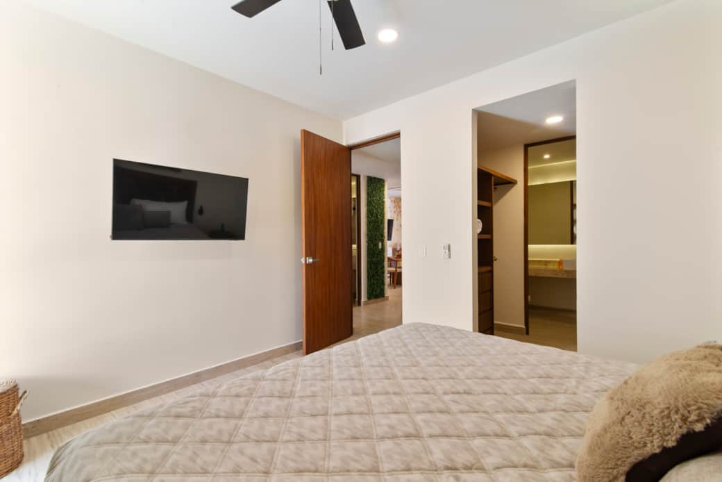 Stay cool and entertained with ceiling fans and 45" TVs in each bedroom. Stay cool and entertained with ceiling fans and 45" TVs in each bedroom.