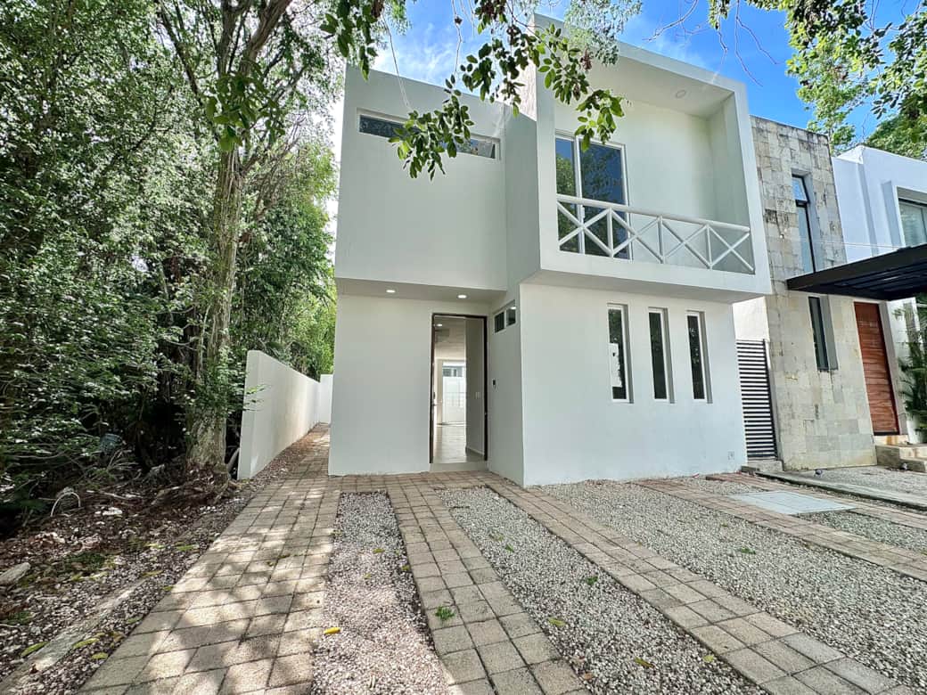 Well lit two-story house, at 15 minutes from the beach