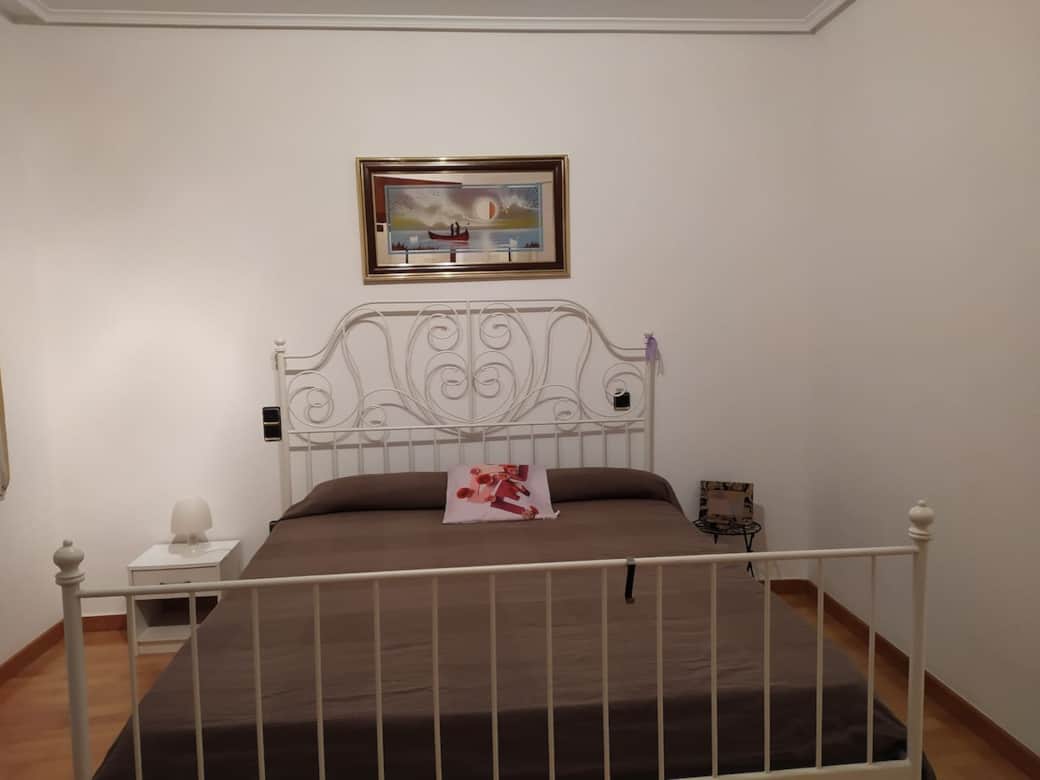Al fondo la cama de matrimonio es de 160x200 