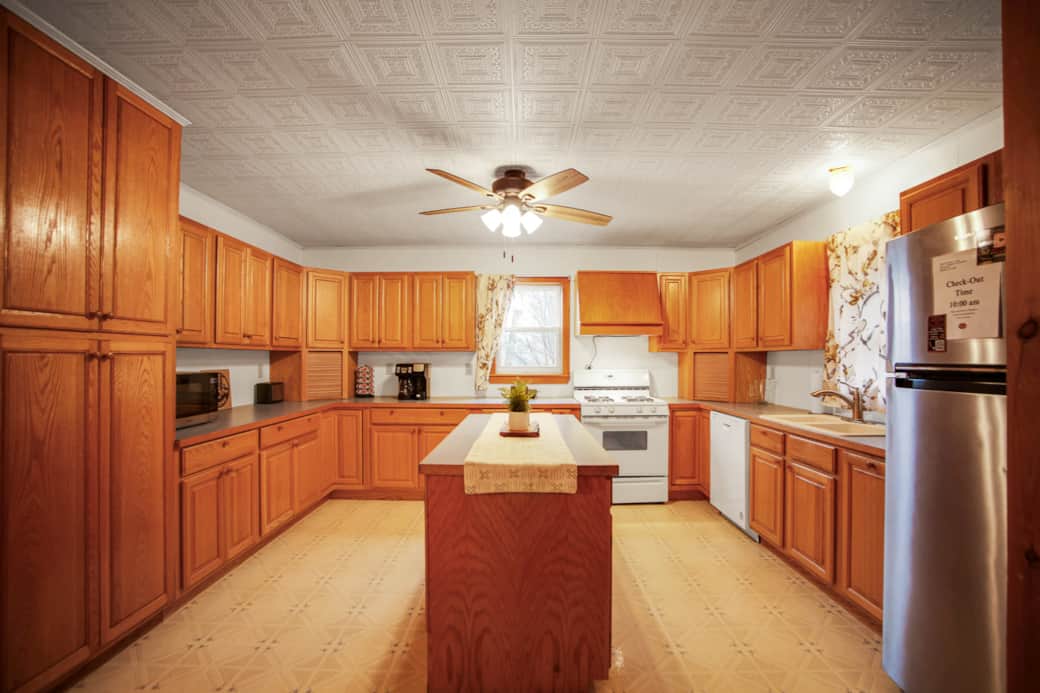 Misty Mountain Cottage - fully stocked kitchen with dishwasher