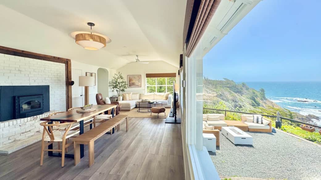 Whalewatchers :Main house dinningroom and living space 