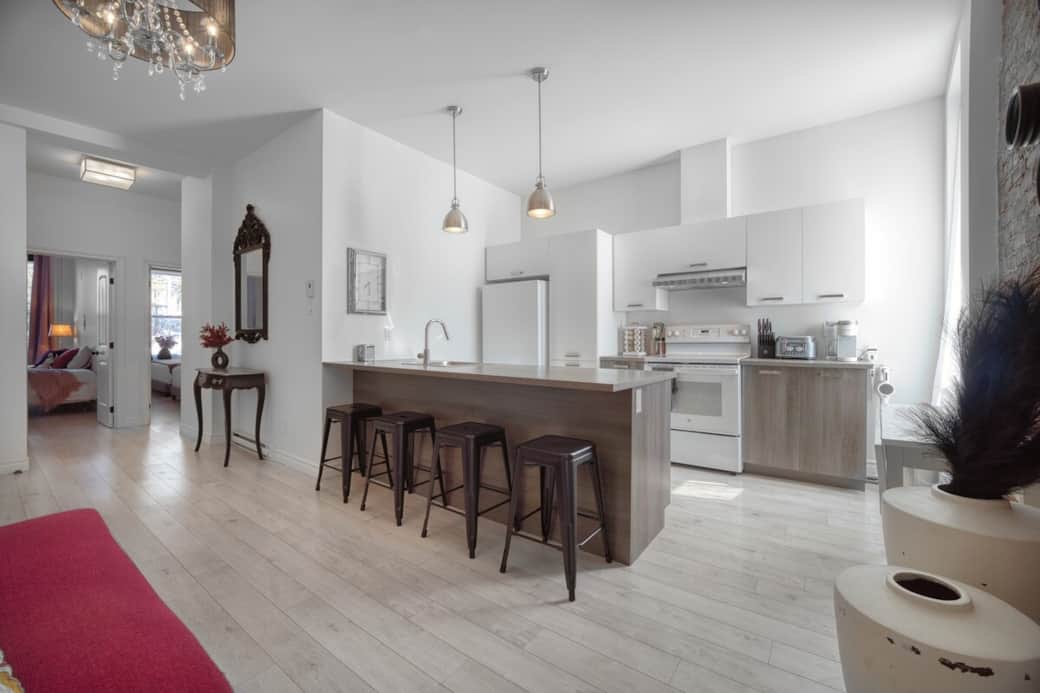 Cuisine complètement équipée et fonctionnelle. Cafetière, café inclus, cuisinière, four, micro-ondes, réfrigérateur et lave-vaisselle. Tous les ustensiles et accessoires essentiels.
Grand îlot avec évier et espace-repas Cuisine complètement équipée et fonctionnelle. Cafetière, café inclus, cuisinière, four, micro-ondes, réfrigérateur et lave-vaisselle. Tous les ustensiles et accessoires essentiels.
Grand îlot avec évier et espace-repas