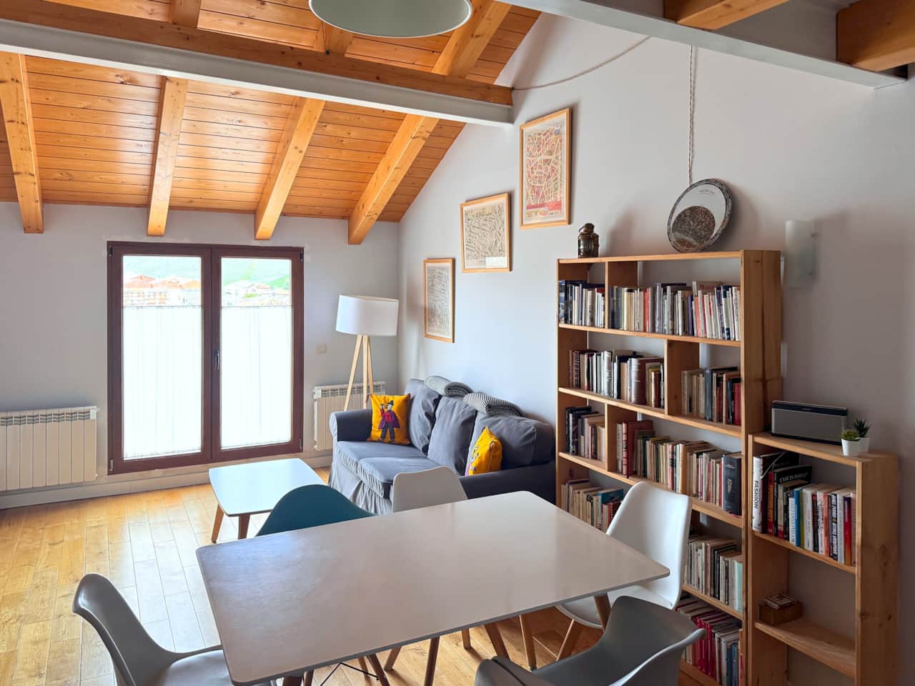 Salón comedor bajo las vigas de madera