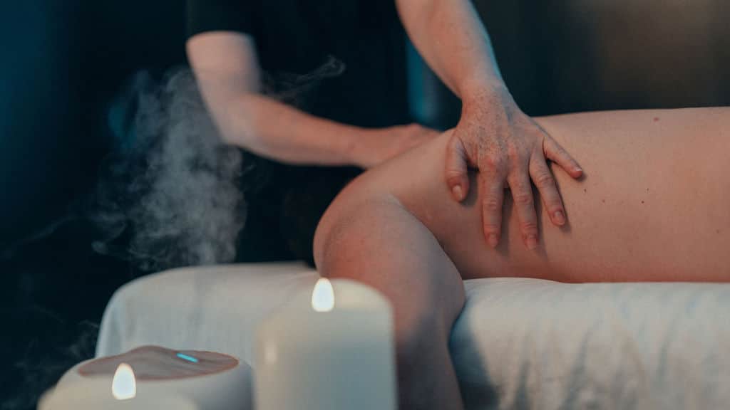 Eine entspannende Massage bei Kerzenlicht