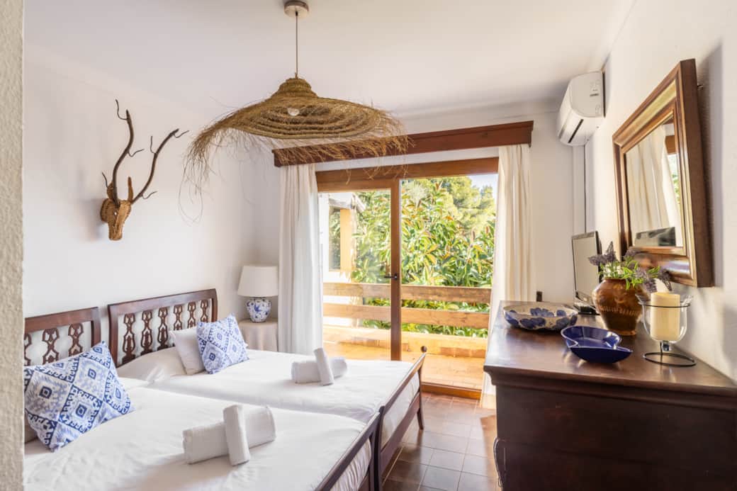 Dormitorio 4 "Deer" con AC, TV (Fire TV), balcón, vistas a la piscina y dos camas de 90x190. Dormitorio 4 "Deer" con AC, TV (Fire TV), balcón, vistas a la piscina y dos camas de 90x190.