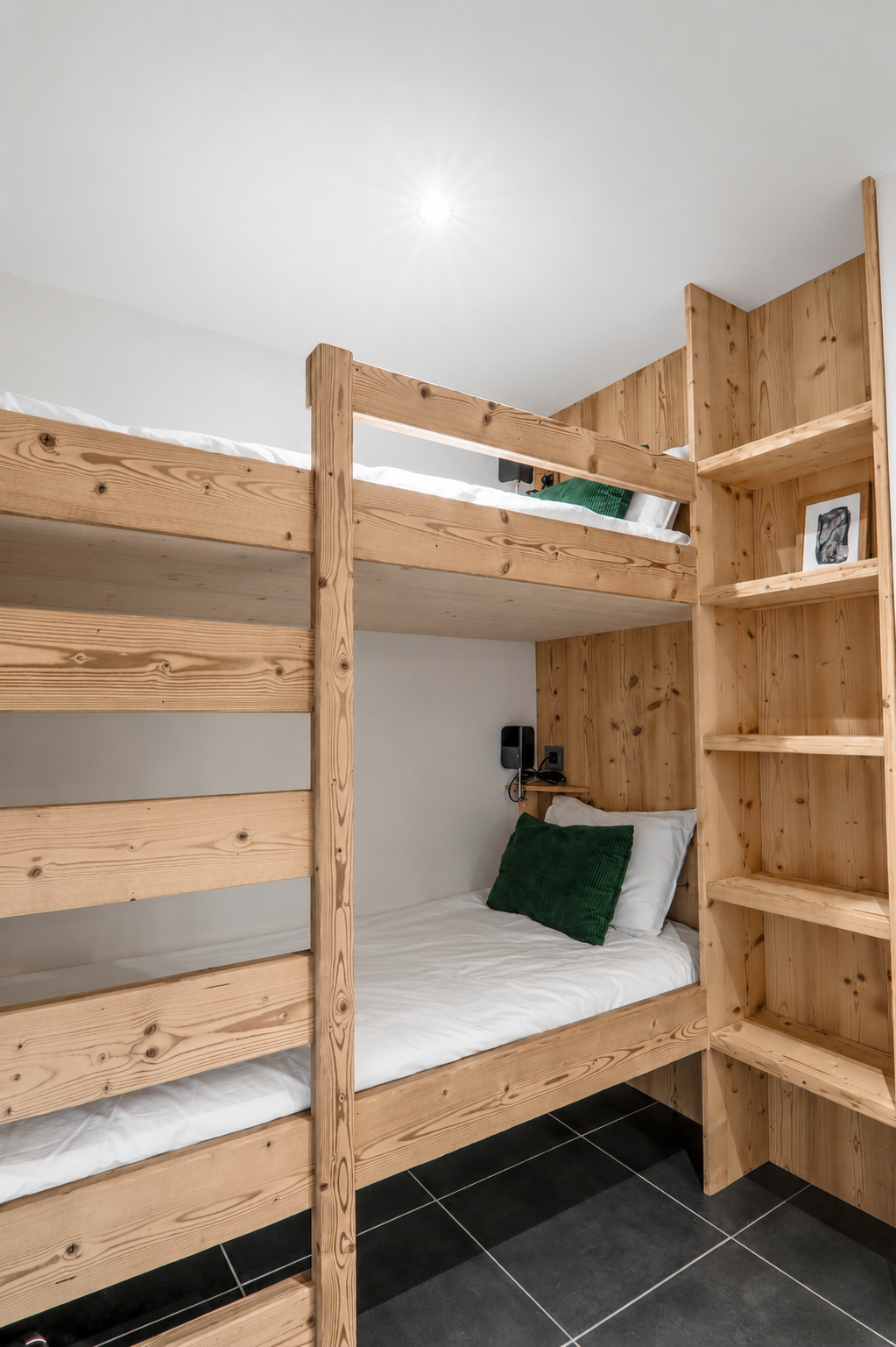 A cozy sleeping nook located in the entrance area, furnished with two bunk beds.