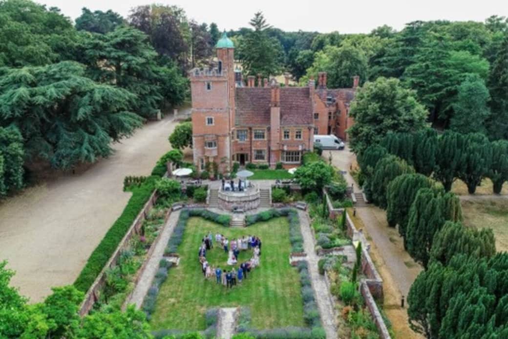 .The Hall and Sunken Garden. Courtesy of Awaken Images