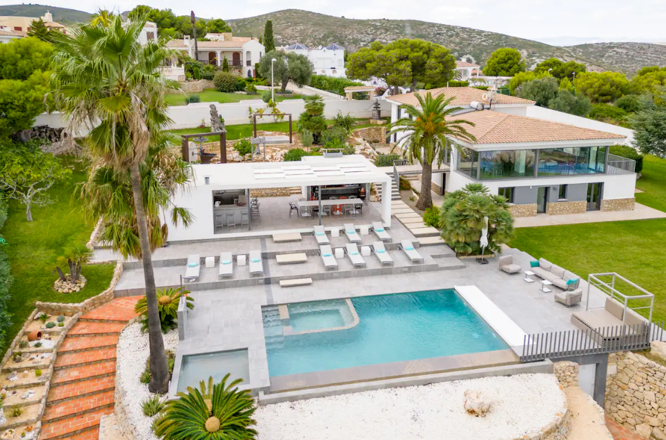Villa Atalaya - Spacious group villa for 16: 8 rooms, 7 bathrooms, pool, garden & full amenities Villa Atalaya - Spacious group villa for 16: 8 rooms, 7 bathrooms, pool, garden & full amenities