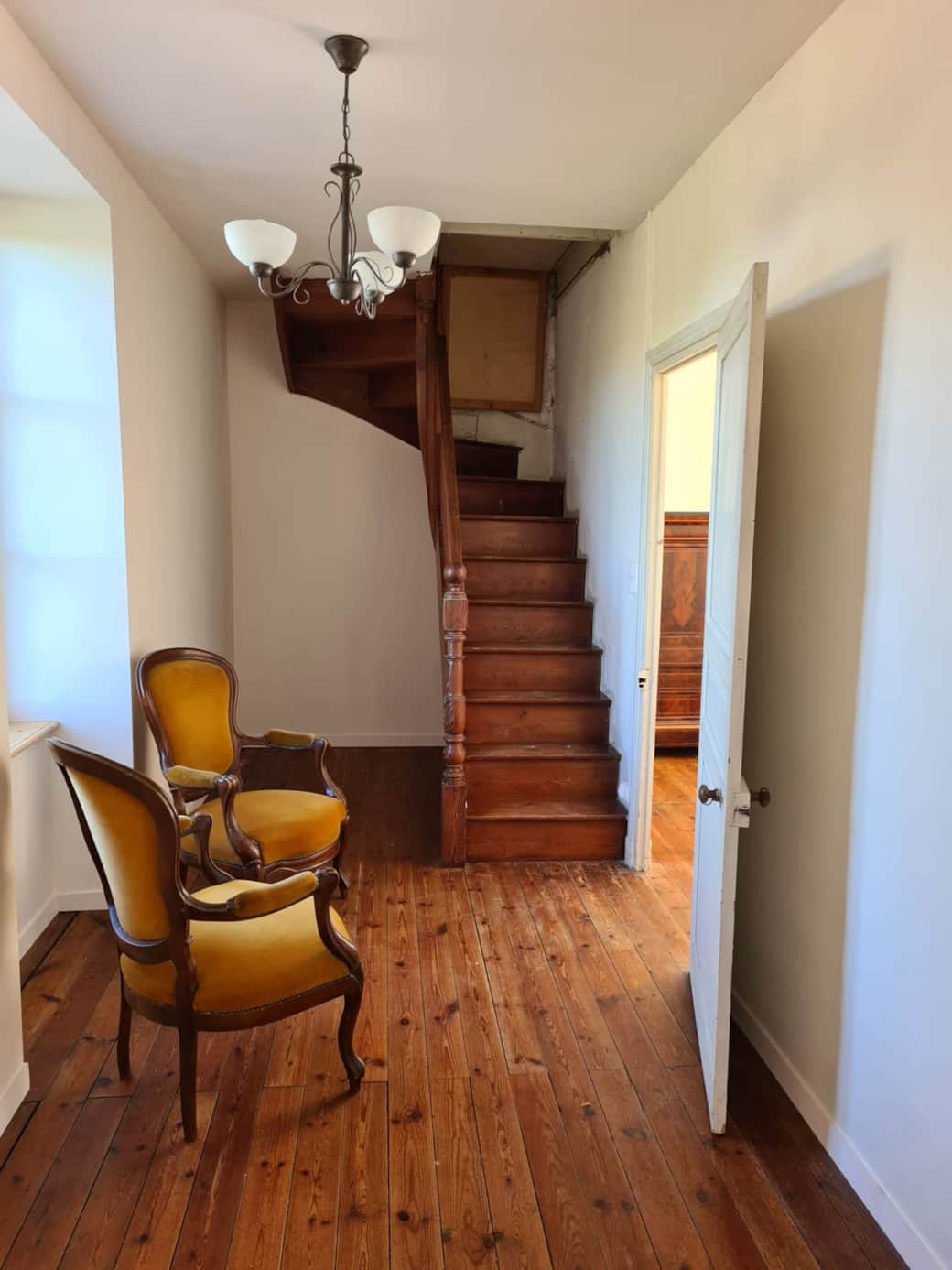 Couloir et escalier vers le grenier