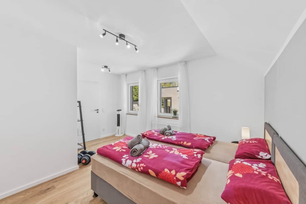 Helles Schlafzimmer mit Grünblick – als Doppelbett oder 2 Einzelbetten nutzbar