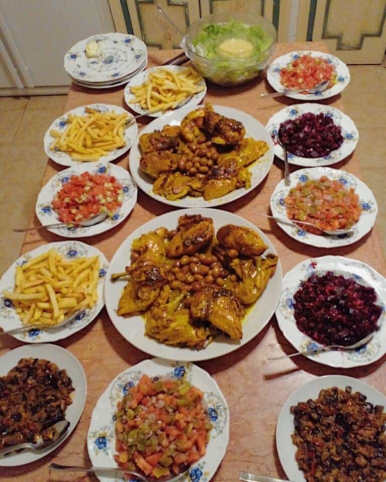Notre cuisinière peut préparer des repas marocains ou européens. Avec son aide elle pourra servir jusqu'à 16 personnes.