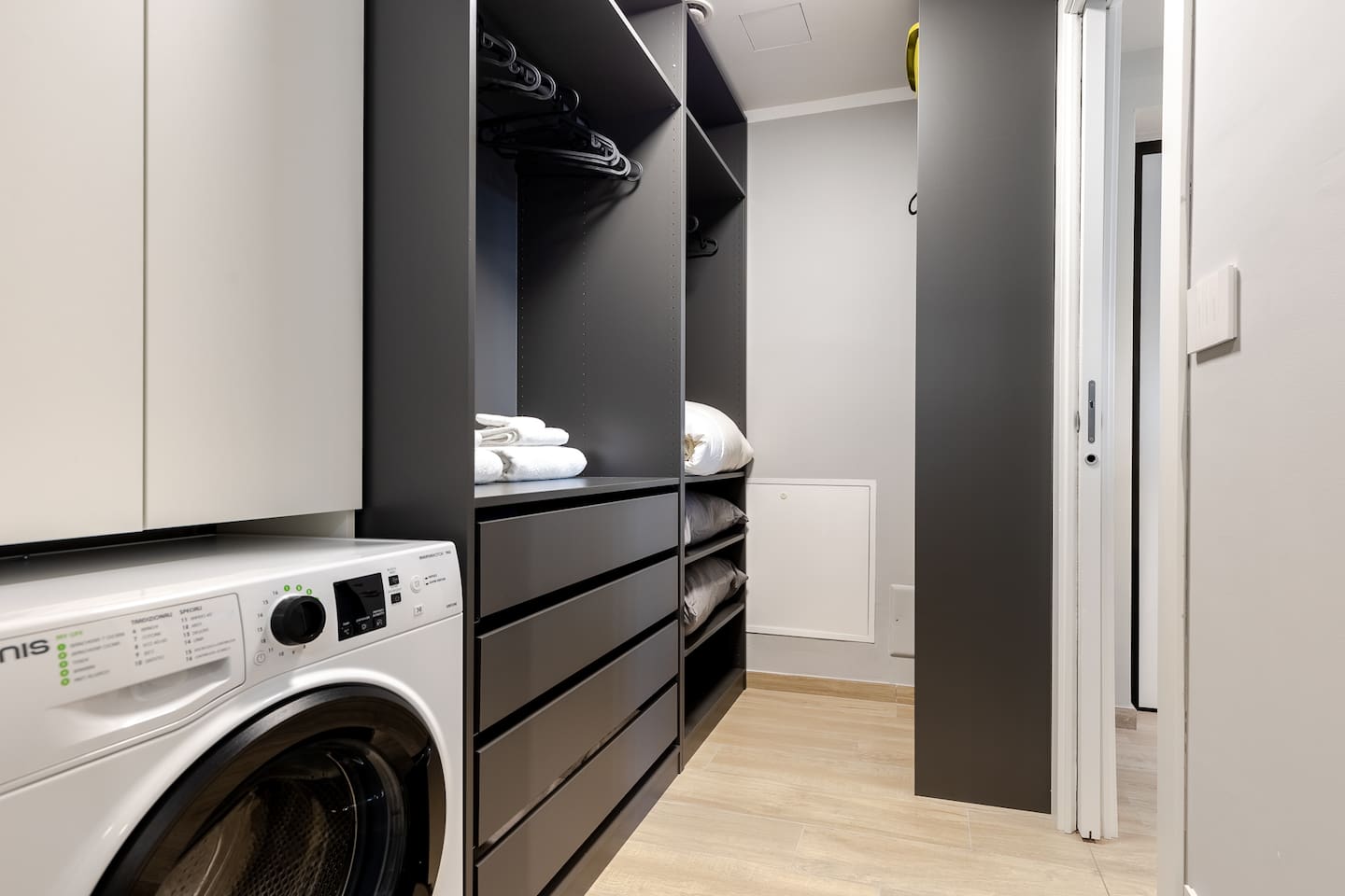 Cabina armadio adiacente a Lavanderia con lavatrice 