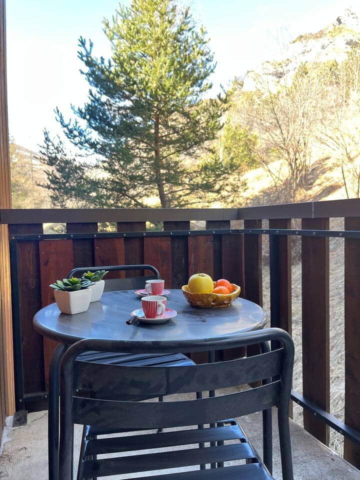 Commencer par un petit déjeuner en terrasse au grand air, au calme et avec vue sur la montagne ⛰️ ☀️
