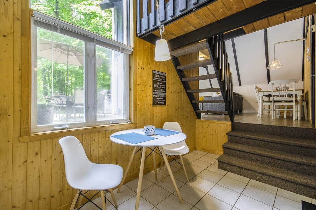 Table Cuisine à café, vue sur le salon et la terrasse