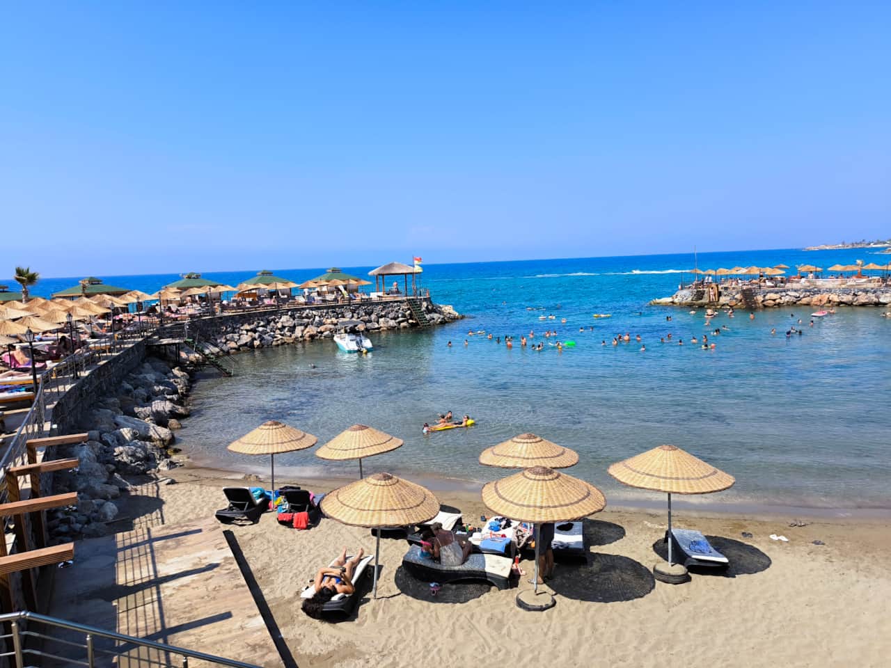 Suna Beach Club (free entry)