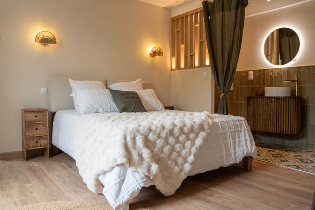 Chambre parentale (lit 160x200) avec salle d'eau Chambre parentale (lit 160x200) avec salle d'eau