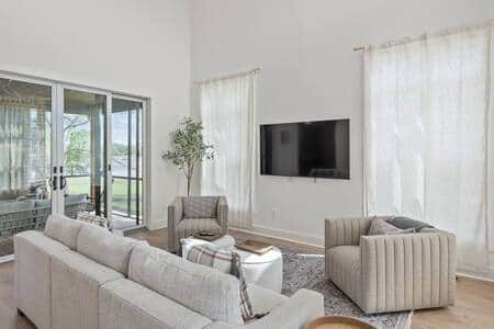 Luxurious living room with seating for 6 with additional seating if needed