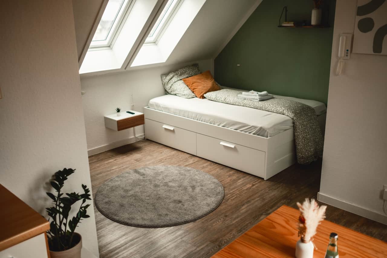 Wohn- und Schlafbereich im Teck Loft mit rundem Teppich
