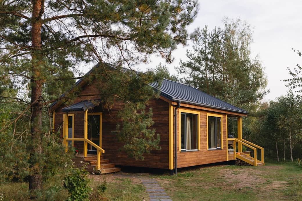 Get Lost Cabins: Geltonasis namelis Get Lost Cabins: Geltonasis namelis