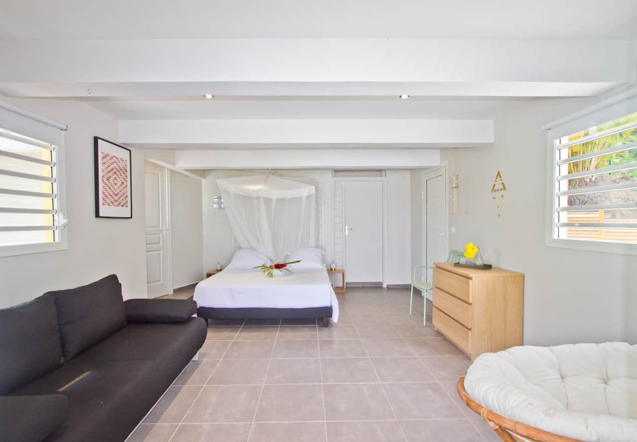 La chambre et le coin salon