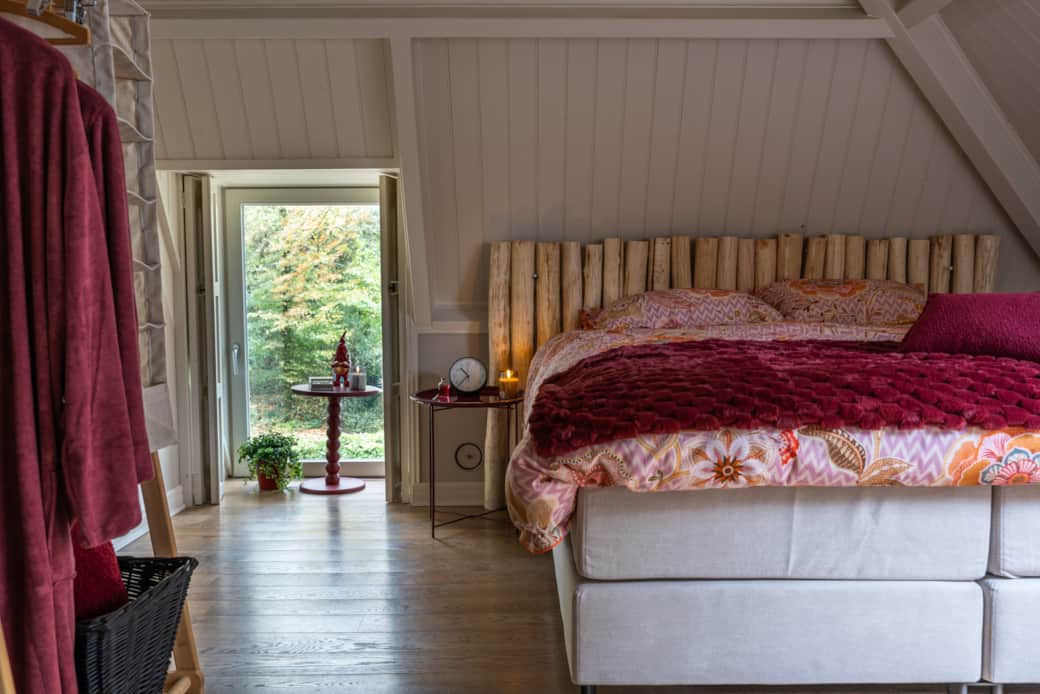 Knusse slaapkamer met uitzicht op de tuin