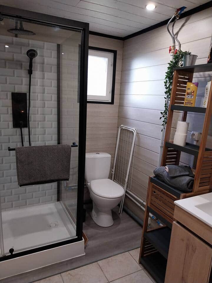 Salle de bain moderne et fonctionnelle