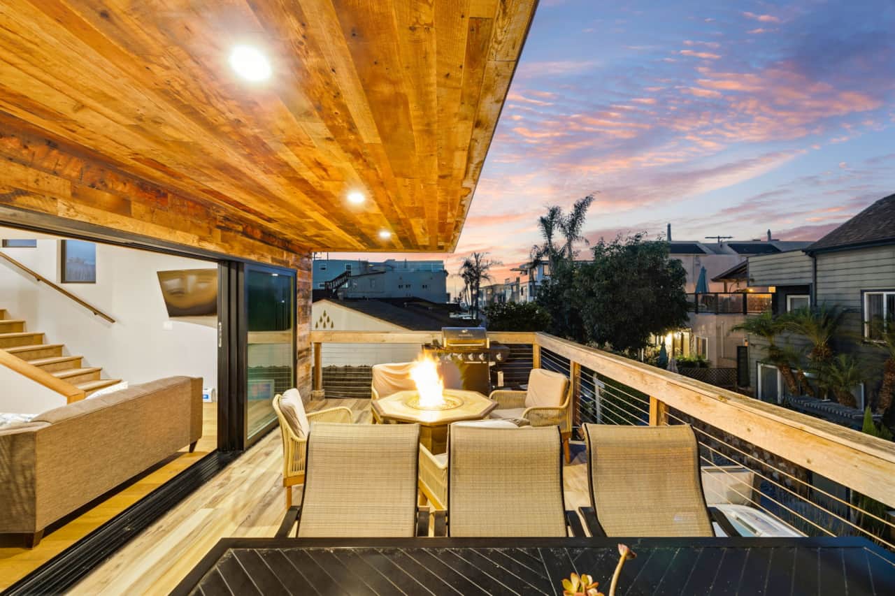 Private Spacious Balcony - Fire Pit & Outdoor Dining