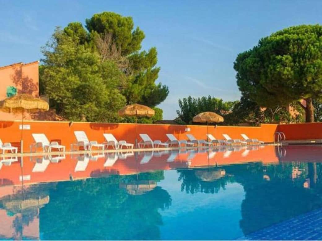 Piscine de la résidence, ouverte en saison pour vos moments de détente.