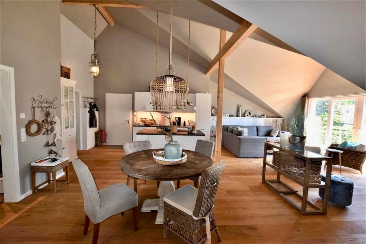 Wohnbereich 60 QM mit 5m hohen Decken und offene Kueche Seesucht Hohwacht
