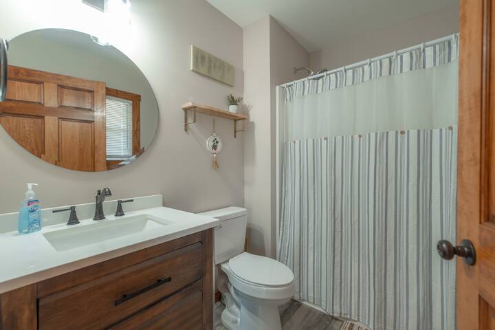 Your daily escape: A sparkling clean bathroom offers a relaxing retreat with modern amenities.