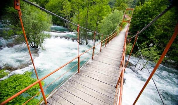 Hängebrücke in Martin Brod – Tor zum Nationalpark Una