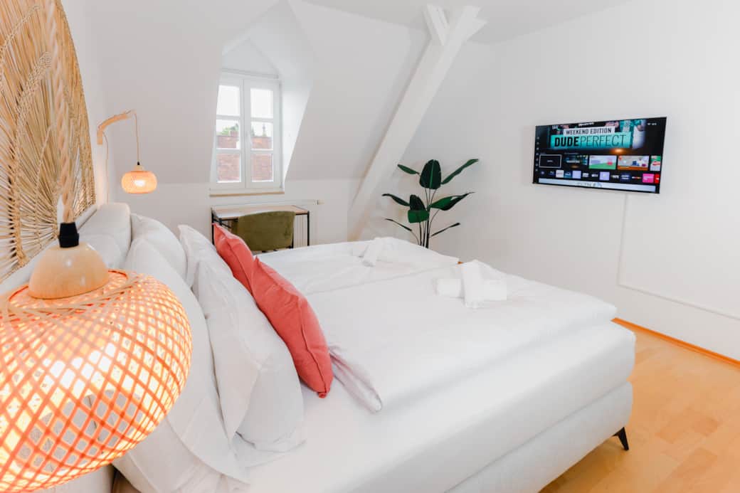 Schlafzimmer 1 mit TV und Schreibtisch