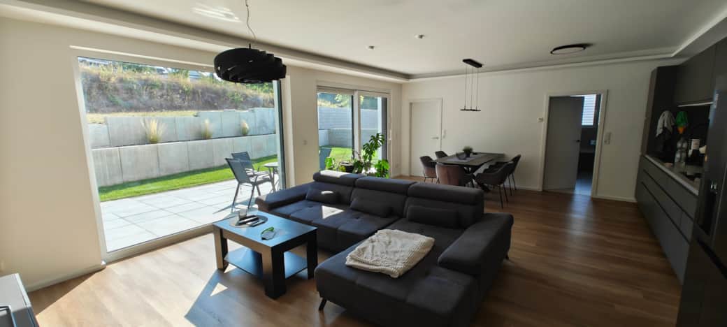 Offenes Wohnzimmer mit Küche, Essens- und Couchbereich