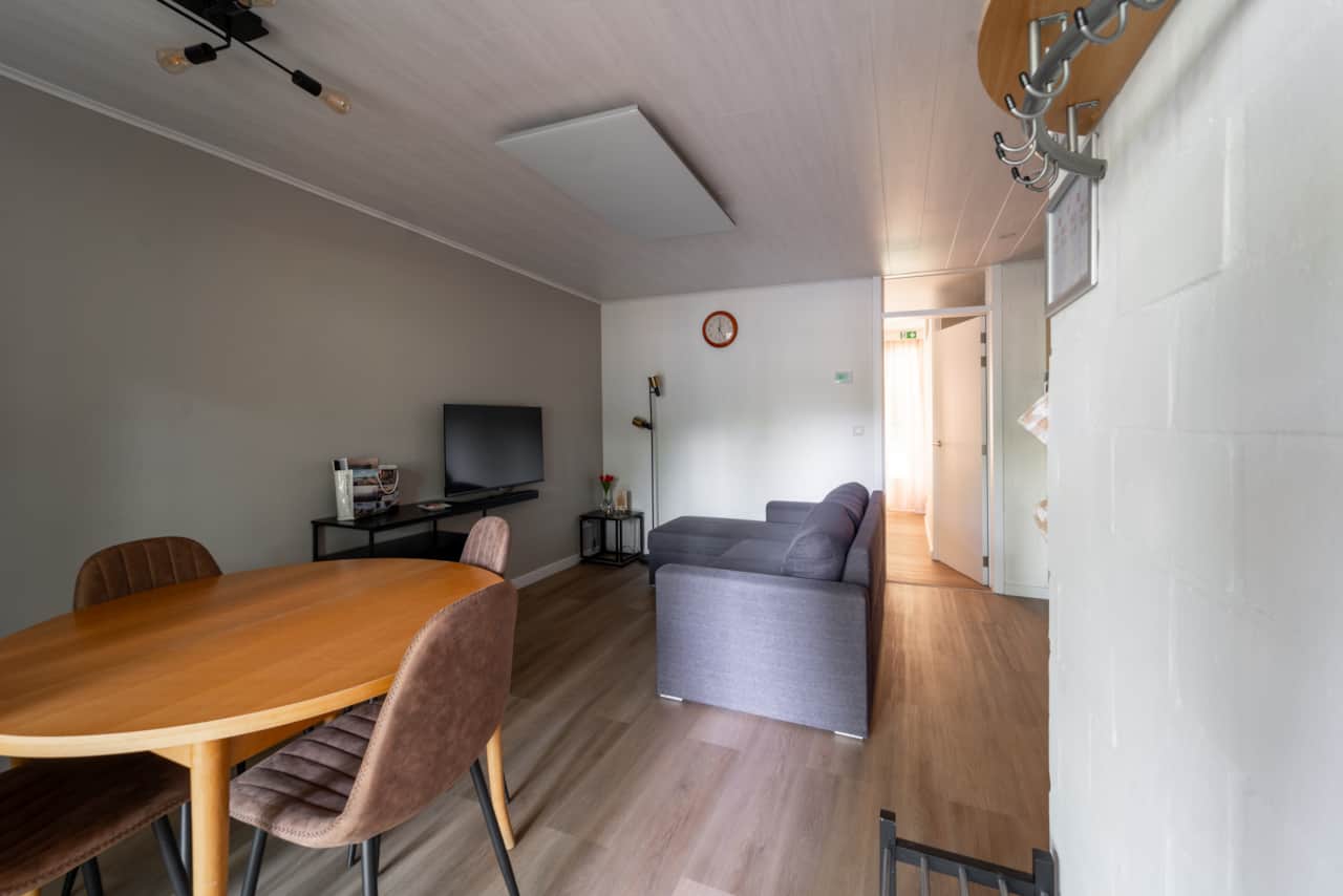 Woonkamer zicht op zetel