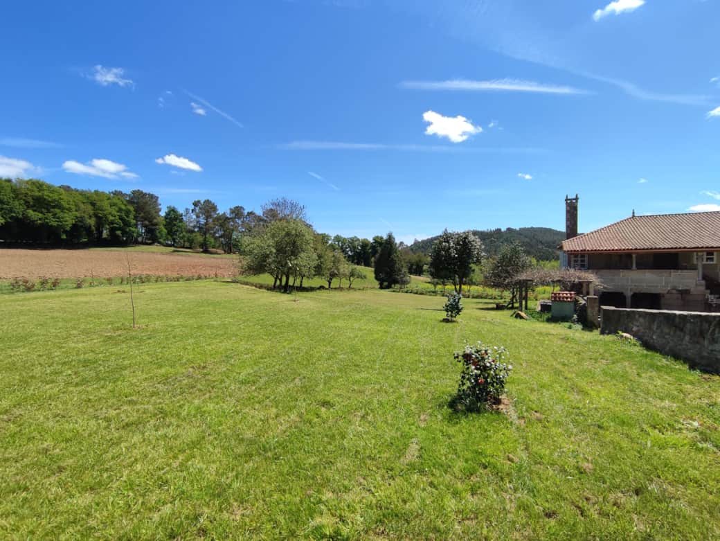 Jardín con casa, bosque y monte