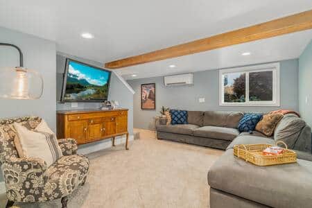 Large Living Room and Smart TV Large Living Room and Smart TV