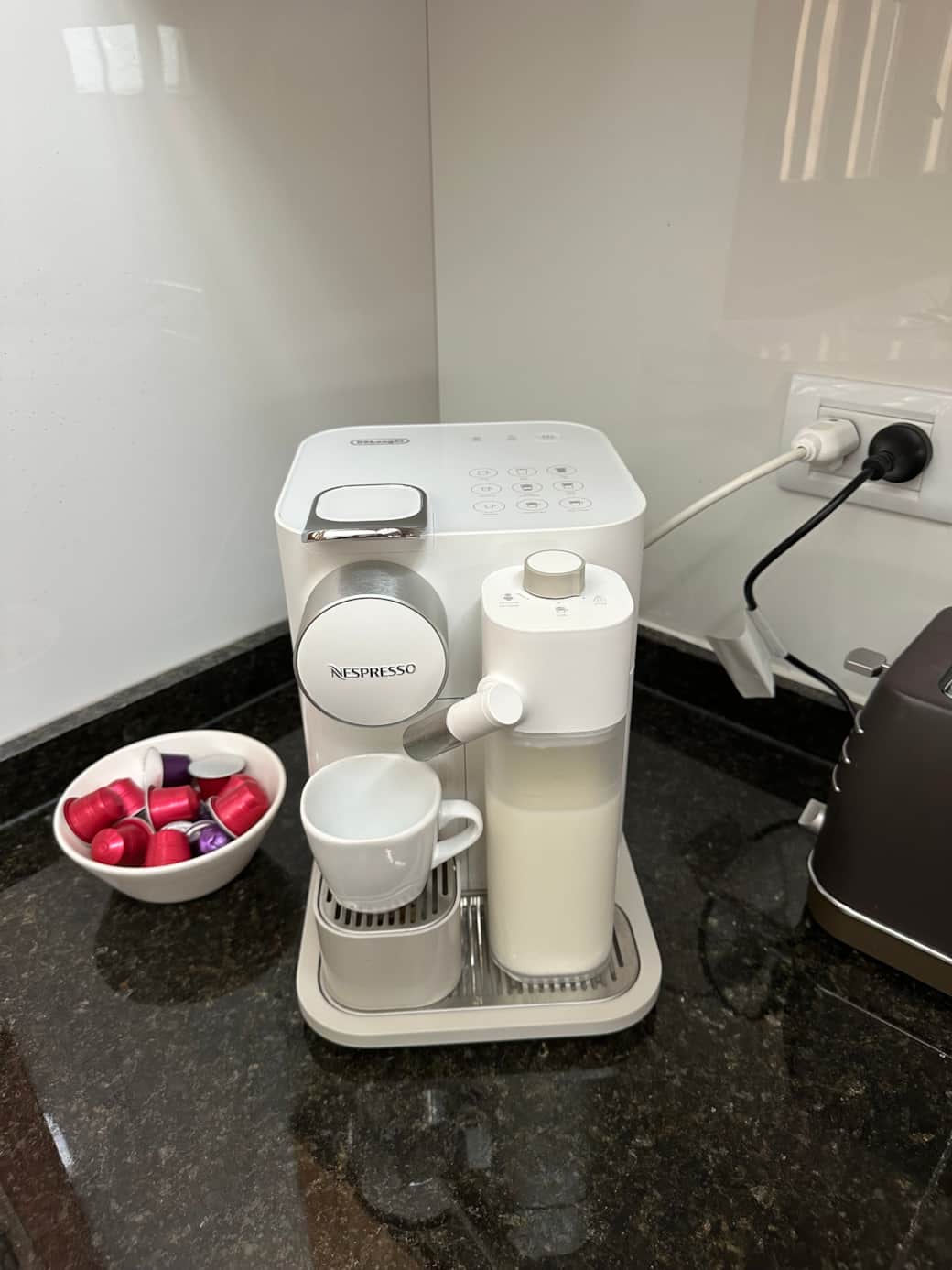 Cafetera Nespresso con sistema de preparación de leche