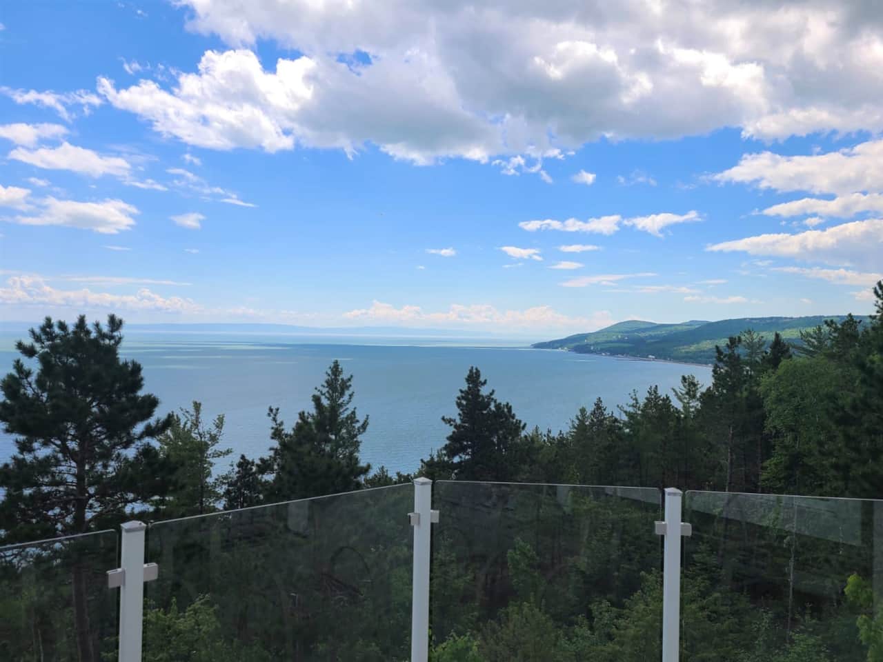 Vue spectaculaire sur le fleuve et les environs