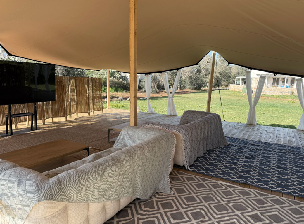 Outdoor/inddoor cinemOutdoor cinema - 85 inch smart tv and surround sound