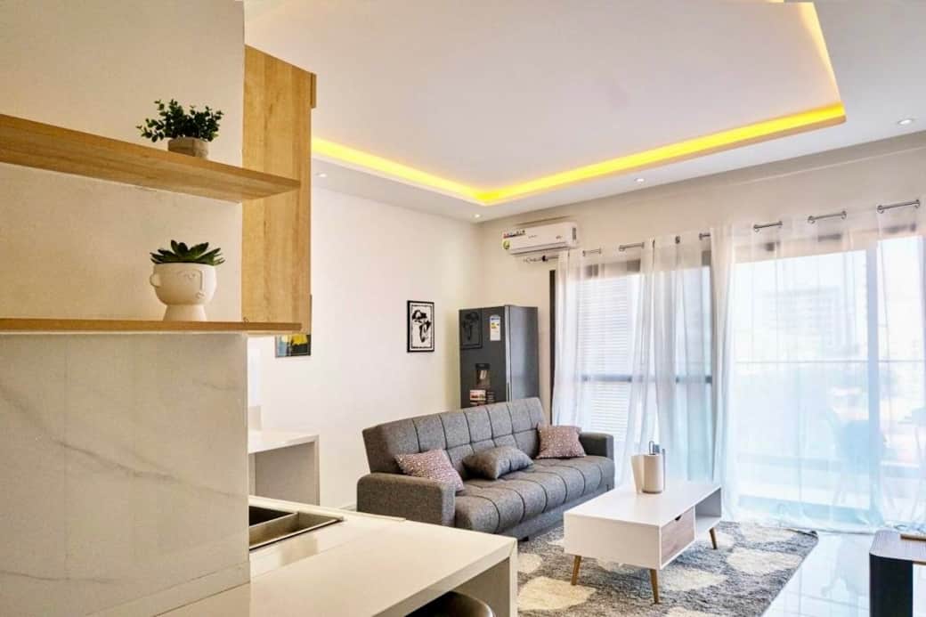 Netflix and chill ? Vous allez vous régaler ici avec des meubles confortables et une télévision inte