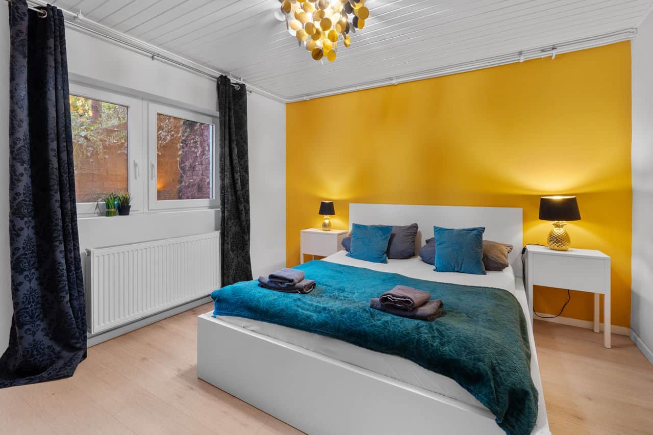 gelbes Schlafzimmer mit Doppelbett im Erdgeschoss