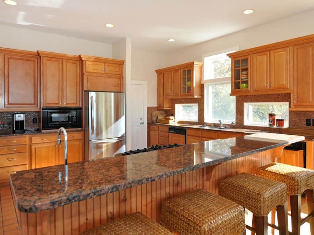 Well Equipped Kitchen with Large Refrigerator, DW, Gas Stovetop and Double Oven. Well Equipped Kitchen with Large Refrigerator, DW, Gas Stovetop and Double Oven.