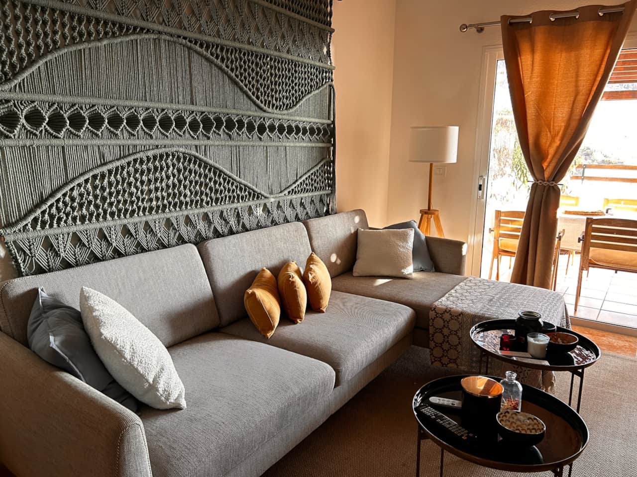 Roque Sofá with Macramé