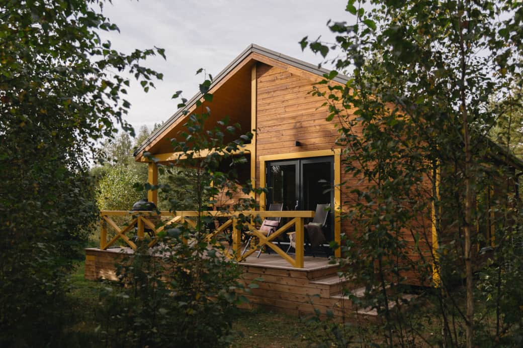 Get Lost Cabins: Geltonasis namelis Get Lost Cabins: Geltonasis namelis