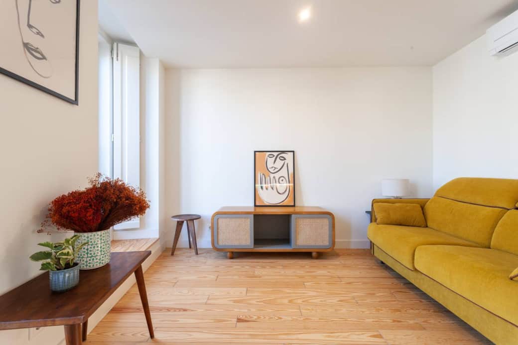 A mixture of handmade, vintage and designer furniture decorates the living space. 