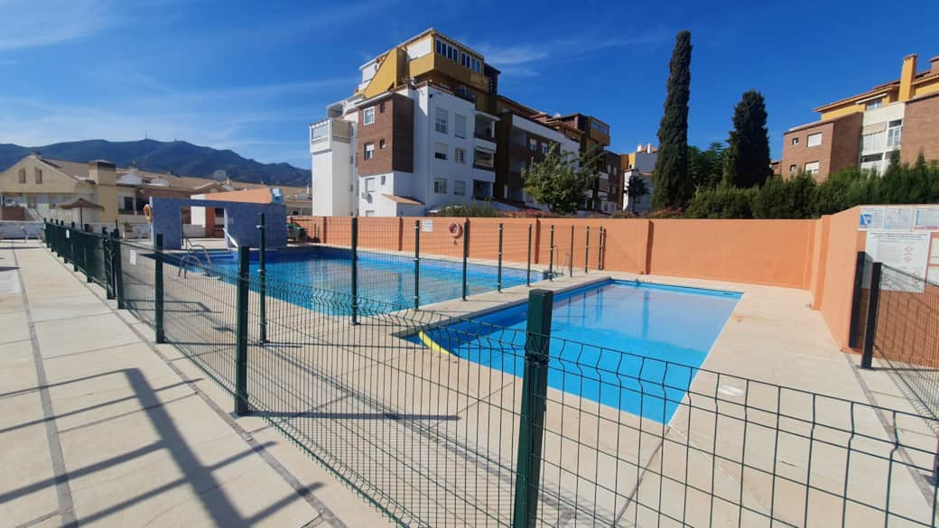 Piscina situada por encima del apartamento Piscina situada por encima del apartamento