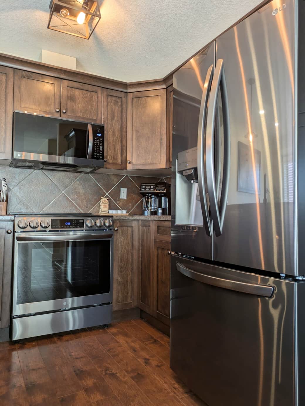 Fully equipped kitchen with all new big and small appliances and quality knives.